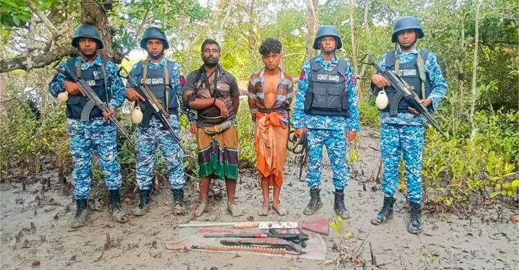 সুন্দরবনে অস্ত্র-গুলিসহ বনদস্যু শরীফ বাহিনীর ২ সদস্য আটক
