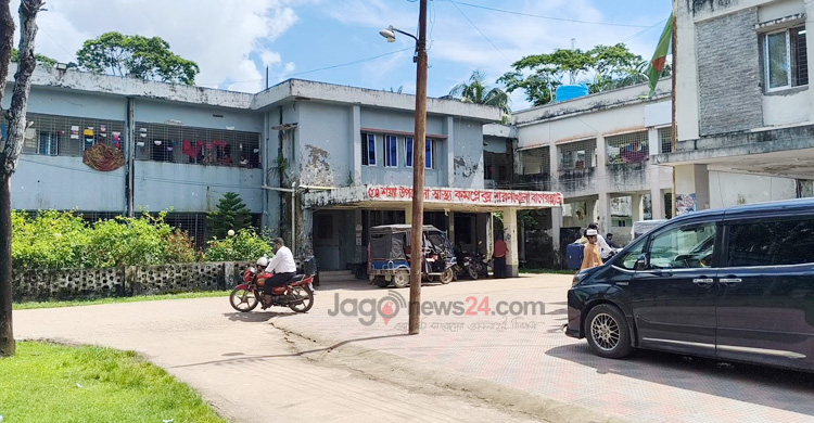 চার ডাক্তার দিয়ে চলছে ২ লাখ মানুষের হাসপাতাল!