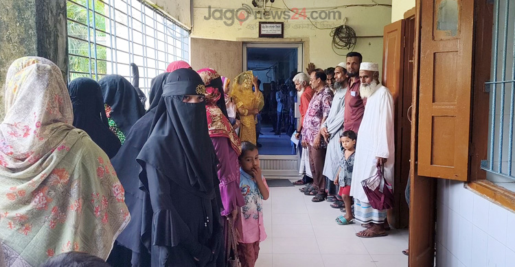 চার ডাক্তার দিয়ে চলছে ২ লাখ মানুষের হাসপাতাল!