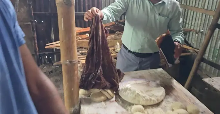 অস্বাস্থ্যকর পরিবেশে ও নিষিদ্ধ রাসায়নিক ব্যবহার করে ফুচকা তৈরি