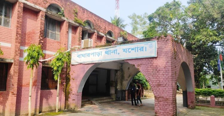 গৃহবধূকে হত্যা করে মরদেহ রাখা হয় লেপ-কাপড়ের বক্সে
