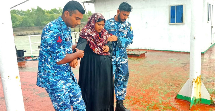 ঝড়ে আটকেপড়া প্রসূতিকে উদ্ধার করে হাসপাতালে নিলো কোস্টগার্ড