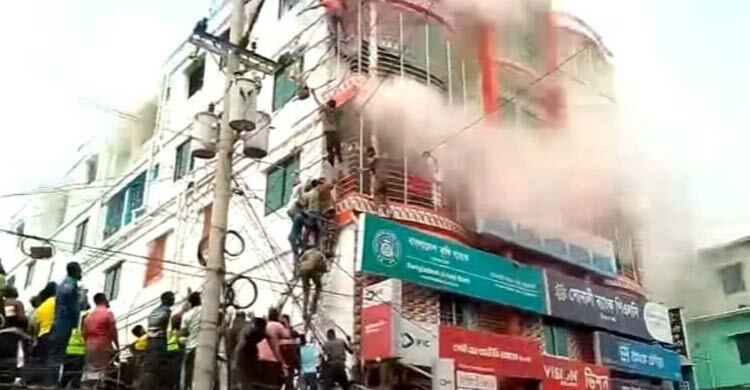 বাগেরহাটে বহুতল ভবনে আগুন, নারীর মৃত্যু