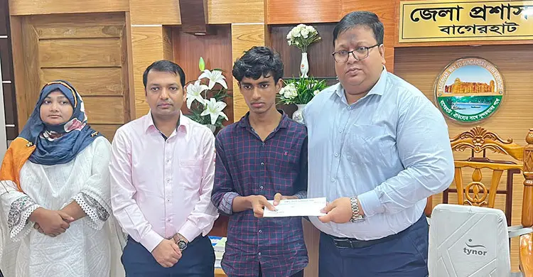 বাবার দাফন শেষে এইচএসসি পরীক্ষা দেওয়া সেই ইকনের পাশে জেলা প্রশাসক