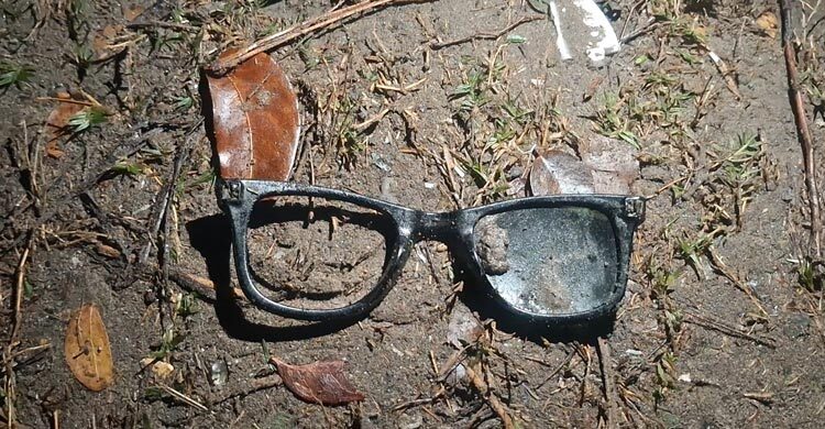 সড়কে পড়ে আছে ফিডার-ভাঙা চশমা ও রক্তাক্ত কাপড়