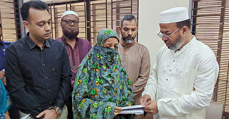 রামপালে সড়ক দুর্ঘটনায় নিহতদের পরিবারের পাশে নৌবাহিনী-জেলা প্রশাসন