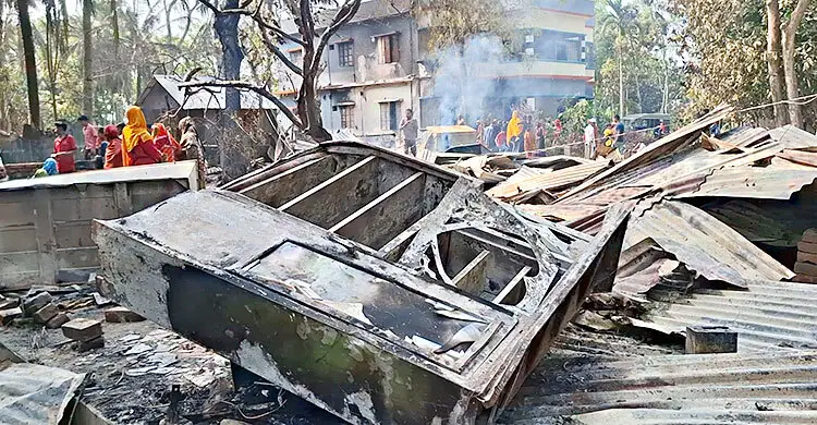 দুই বংশের সংঘর্ষে যুবক নিহত, অগ্নিসংযোগে ৪০ বসতবাড়ি ভস্মীভূত