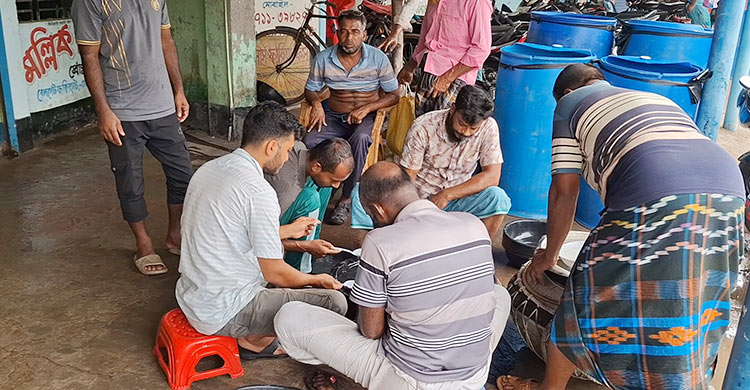 আড়তে মিলছে না রেণু: চিংড়ি চাষে স্থবিরতা