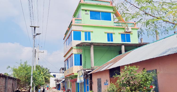 বাগেরহাটের চিতলমারীর কুরমনি মৌজার বেড়িবাঁধের দুই পাশে দাঁড়িয়ে আছে শত শত পাকা ও আধাপাকা ভবন, ব্যবসা প্রতিষ্ঠান ও কাঠের তৈরি বসত ঘর