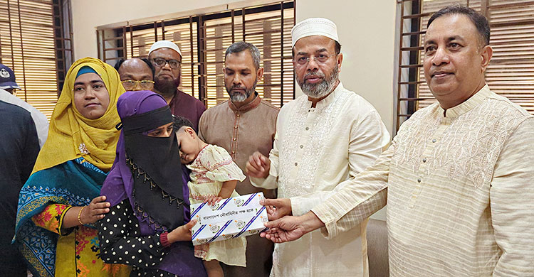 রামপালে সড়ক দুর্ঘটনায় নিহতদের পরিবারের পাশে নৌবাহিনী-জেলা প্রশাসন