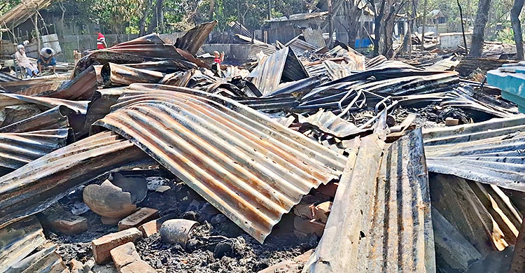 দুই পরিবারের সংঘর্ষে যুবক নিহত, অগ্নিসংযোগে ৪০ বসতবাড়ি ভস্মীভূত