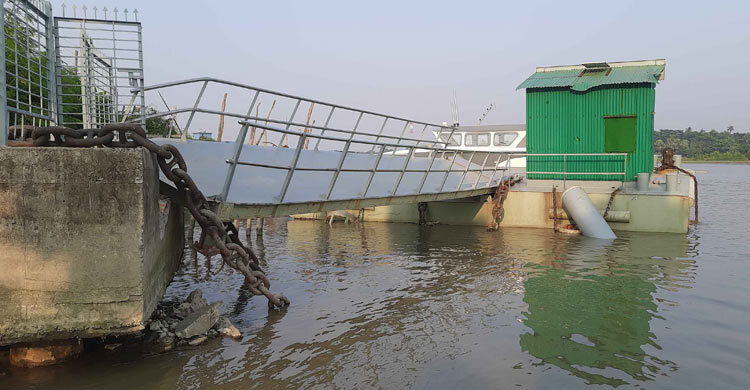 বাগেরহাটে জাহাজের ধাক্কায় ক্ষতিগ্রস্ত পন্টুন-স্পিডবোট