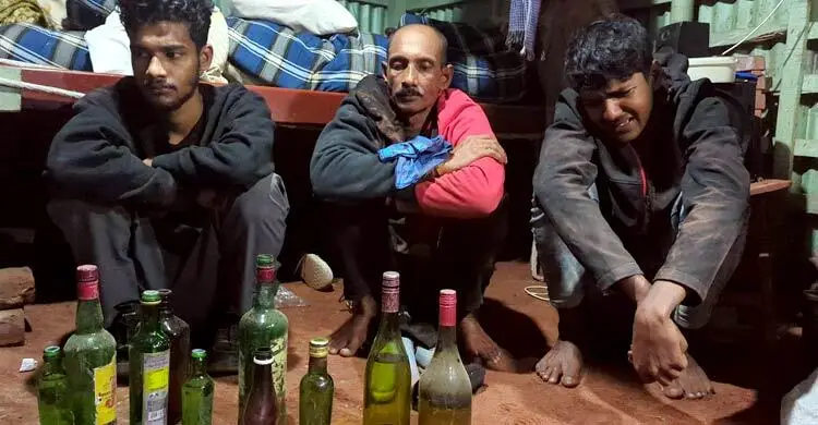 মোংলায় নৌবাহিনীর অভিযানে আটক ৩