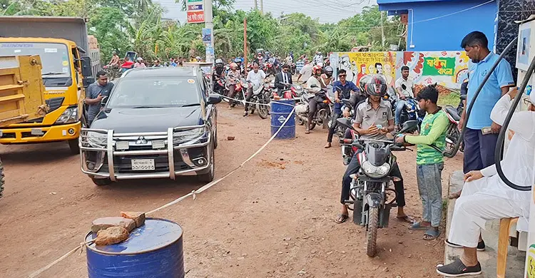 বাগেরহাটে তেলের সংকট, শৃঙ্খলা ফেরাতে মাঠে ট্যাগ অফিসার