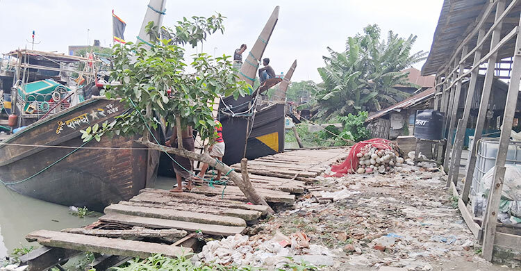 জরাজীর্ণ মৎস্য অবতরণ কেন্দ্রের প্রধান ঘাট, দুর্ঘটনার শঙ্কা