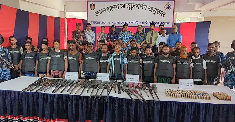 সুন্দরবনের ‘ছোট জাহাঙ্গীর’ বাহিনীর ২৭ দস্যুর আত্মসমর্পণ