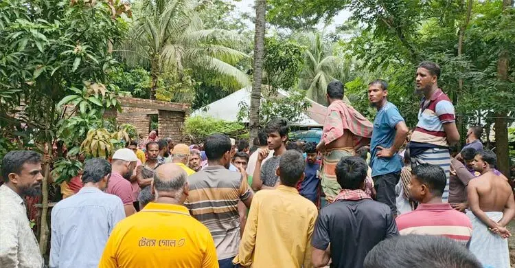 বসতঘরে মিললো একই পরিবারের তিনজনের অর্ধগলিত মরদেহ