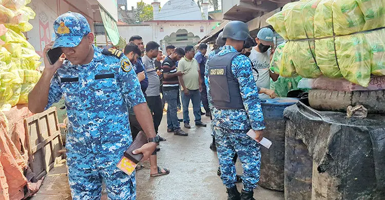 চোরাই তেলে ভেজাল মিশিয়ে বিক্রির অভিযোগ, ব্যবসায়ীর গোডাউনে অভিযান