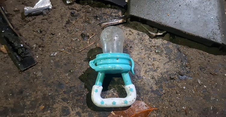 সড়কে পড়ে আছে ফিডার-ভাঙা চশমা ও রক্তাক্ত কাপড়