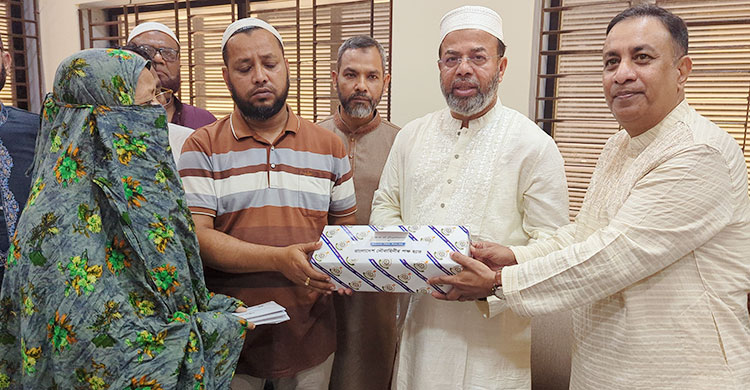 রামপালে সড়ক দুর্ঘটনায় নিহতদের পরিবারের পাশে নৌবাহিনী-জেলা প্রশাসন