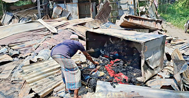 দুই পরিবারের সংঘর্ষে যুবক নিহত, অগ্নিসংযোগে ৪০ বসতবাড়ি ভস্মীভূত