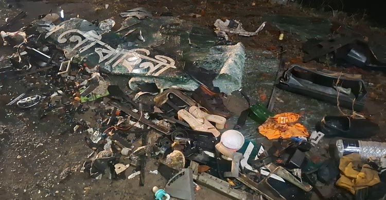 সড়কে পড়ে আছে ফিডার-ভাঙা চশমা ও রক্তাক্ত কাপড়