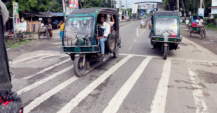 বাগেরহাটে চলছে ঢিলেঢালা হরতাল