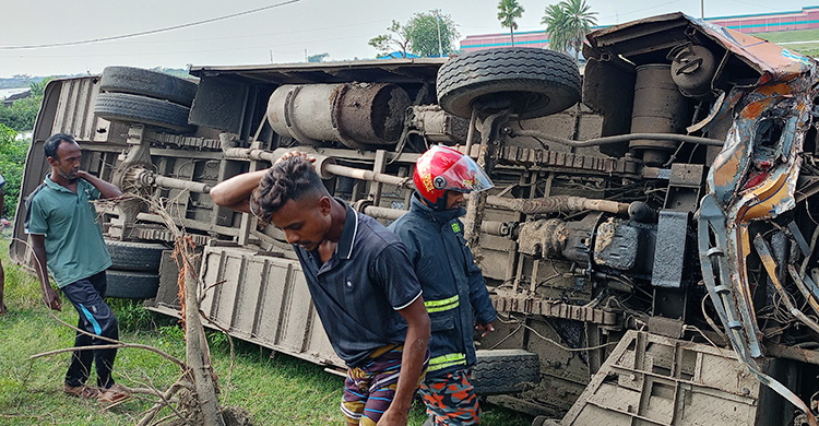 মোংলা-খুলনা মহাসড়কের বাস খাদে পড়ে নিহত ২