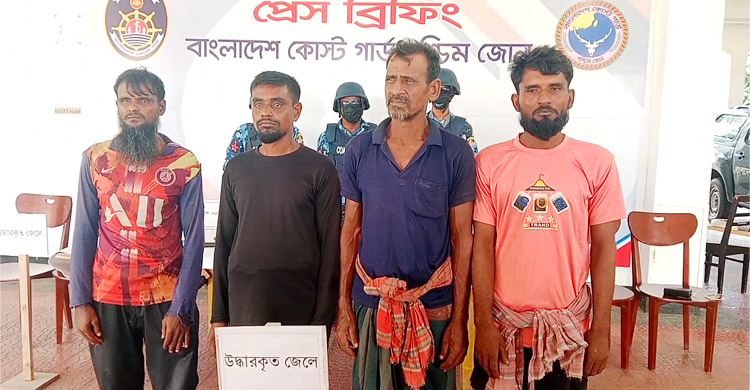 সুন্দরবনে ডাকাত দলের আস্তানা থেকে ৪ জেলে উদ্ধার