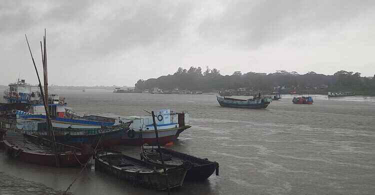 টানা বৃষ্টিতে মোংলা বন্দরে চাল ও সার বোঝাই-খালাস বন্ধ
