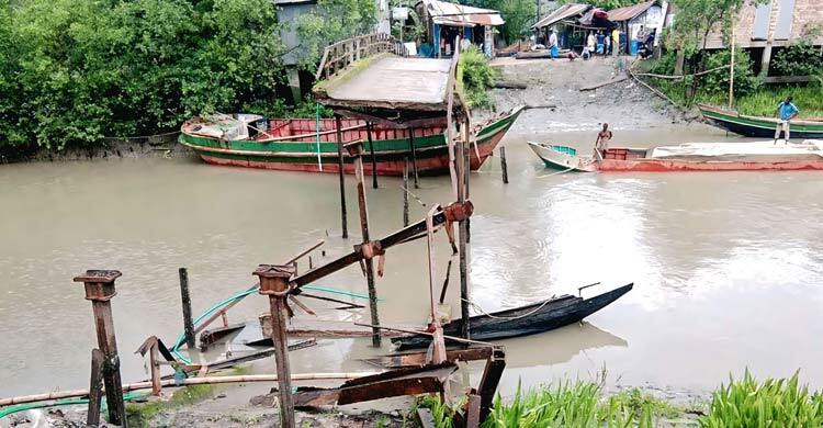 বাগেরহাটে জাহাজের ধাক্কায় ব্রিজ ভেঙে ব্যবসায়ী নিহত