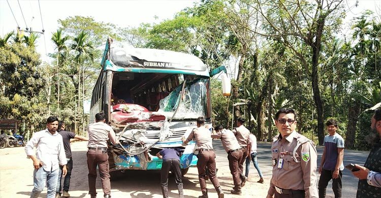 বাগেরহাটে দুই বাসের সংঘর্ষে নারীসহ আহত ১৫