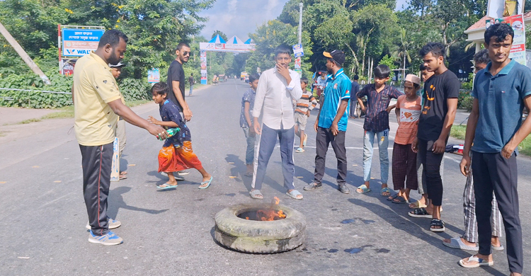 বাগেরহাটের চারটি সংসদীয় আসন বহাল রাখার দাবিতে জেলাজুড়ে টানা ৪৮ ঘণ্টার হরতাল ও সড়কপথ অবরোধ কর্মসূচি চলছে