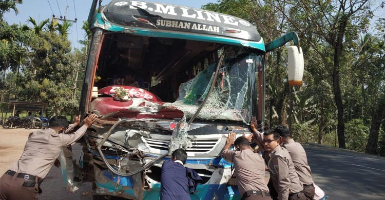 বাগেরহাটে দুই বাসের সংঘর্ষে নারীসহ আহত ১৫