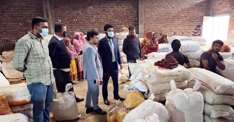 কারখানায় অস্বাস্থ্যকর পরিবেশে চানাচুর তৈরি, দুই লাখ টাকা জরিমানা