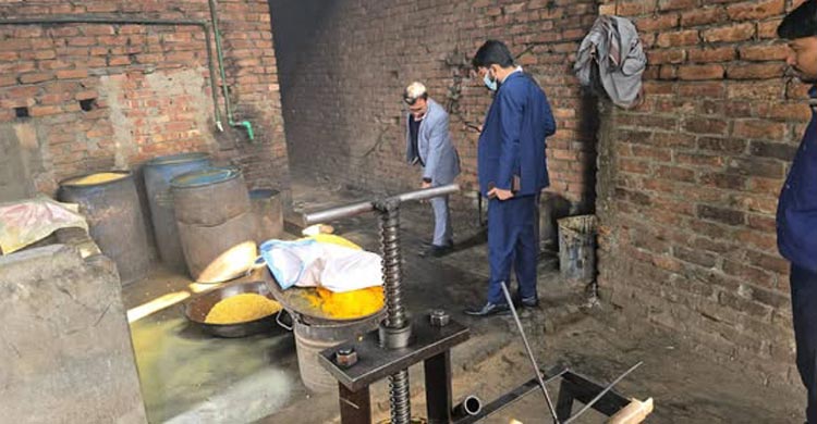 কারখানায় অস্বাস্থ্যকর পরিবেশে চানাচুর তৈরি, দুই লাখ টাকা জরিমানা