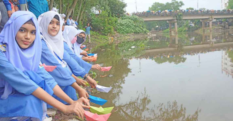 করতোয়া নদীতে প্রতীকী নৌকা ভাসালেন শিক্ষার্থীরা