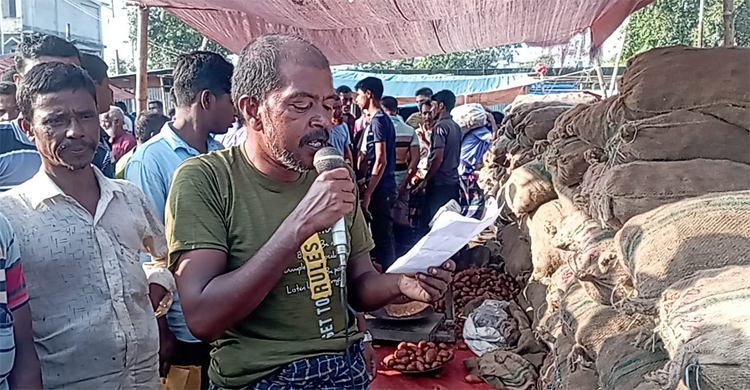 বগুড়ায় মাইকে ডেকে ৬৭৫ বস্তা আলু বিক্রি