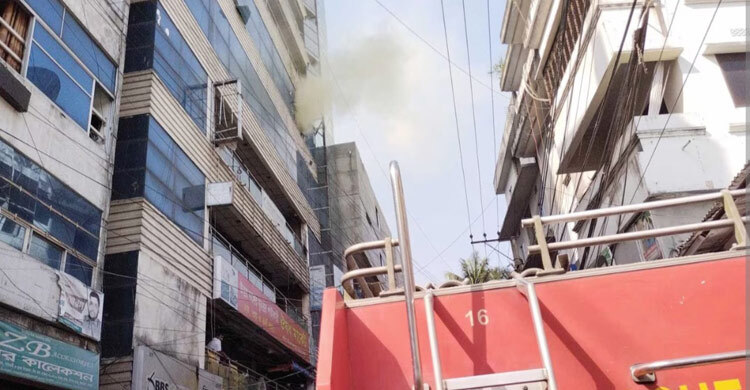 বগুড়ায় বহুতল বিপণিবিতানে আগুন
