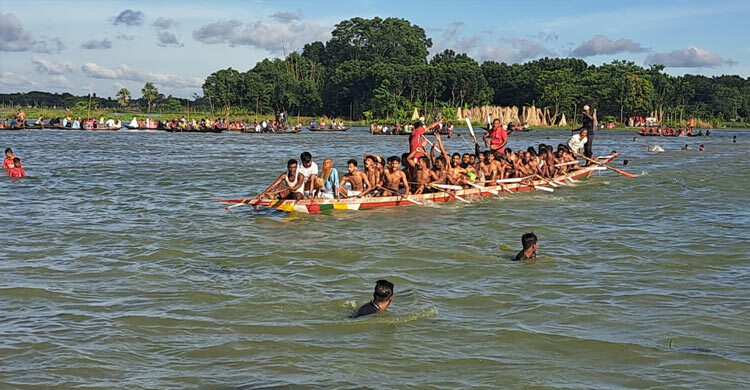 রাজবাড়ীতে নৌকাবাইচ দেখতে মানুষের ঢল