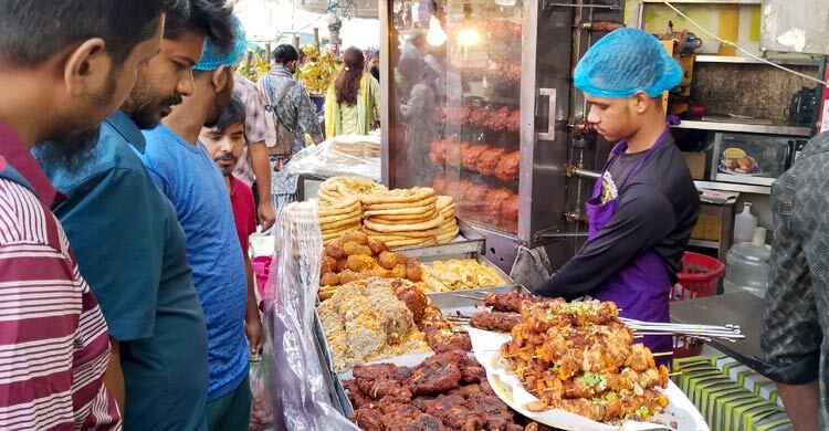 বাহারি ইফতারিতে অভিজাত বেইলি রোড