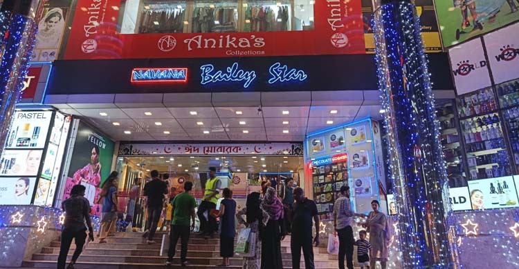 জমজমাট বেইলি রোডের ঈদের কেনাকাটা