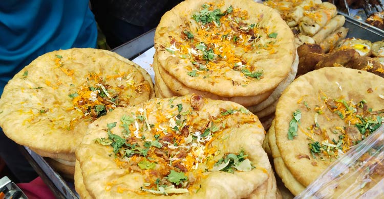 বাহারি ইফতারিতে অভিজাত বেইলি রোড