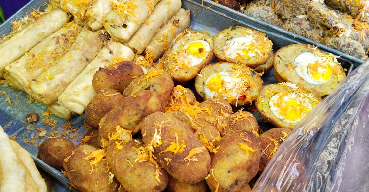 বাহারি ইফতারিতে অভিজাত বেইলি রোড