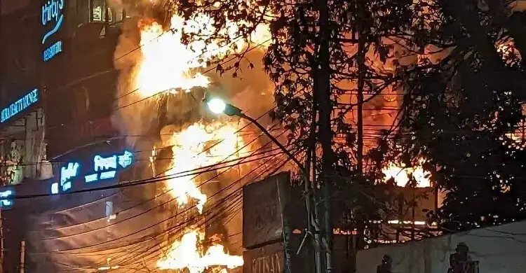 বিল পরিশোধ না করে বেরিয়ে যাওয়া বন্ধে গ্রাহকদের ভেতরে রেখে বাইরে তালা