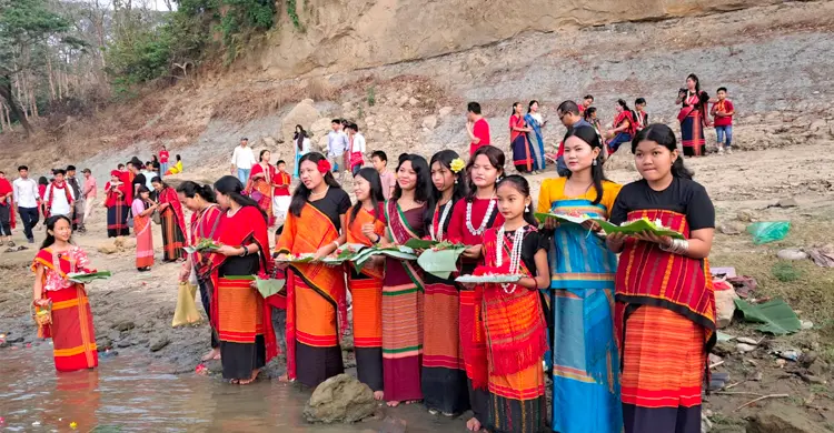 সাঙ্গু নদীতে ফুল ভাসিয়ে শুরু হলো বিজু উৎসব