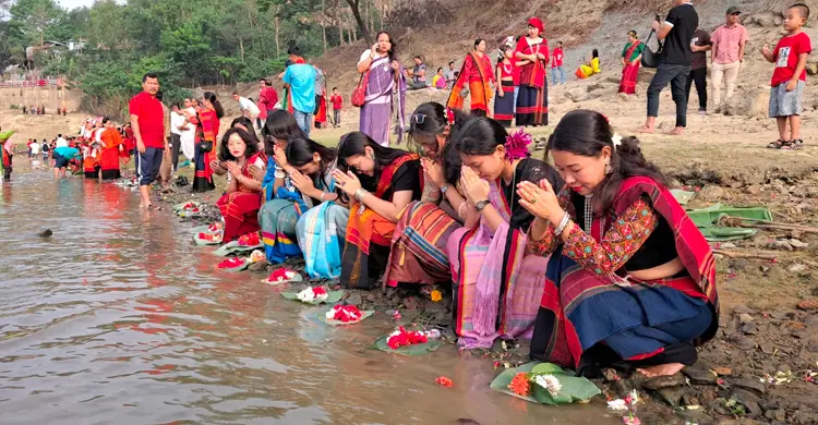 সাঙ্গু নদীতে ফুল ভাসিয়ে শুরু হলো বিজু উৎসব