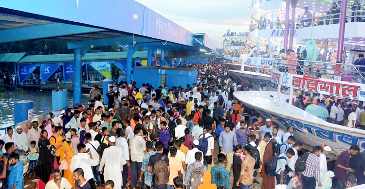 লঞ্চে অতিরিক্ত যাত্রী হয়ে ঢাকা ফিরছে দক্ষিণের মানুষ