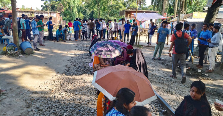 বাকৃবি শিক্ষার্থীদের রেলপথ অবরোধ, ঢাকা-ময়মনসিংহে ট্রেন চলাচল বন্ধ