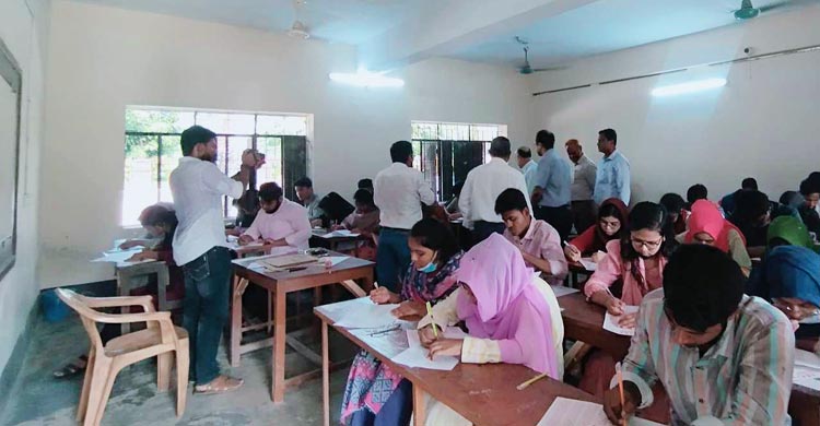 দেশের ৯টি বিশ্ববিদ্যালয়ের কৃষি গুচ্ছ ভর্তি পরীক্ষা অনুষ্ঠিত হয়েছে। শনিবার (১২ এপ্রিল) বিকেল ৩টায় বাংলাদেশ কৃষি বিশ্ববিদ্যালয় (বাকৃবি) কেন্দ্রে ভর্তি